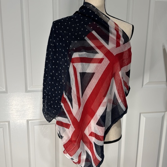 Scarf featuring the Australian flag. - Picture 3 of 3